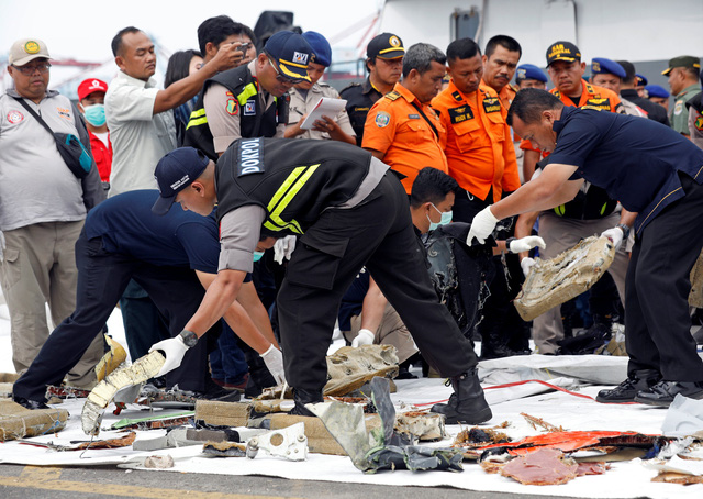 
Một nhóm gồm 3 chuyên gia từ Cơ quan Điều tra An toàn Giao thông Singapore đã tới thủ đô Jakarta, Indonesia vào chiều 29/10, mang theo thiết bị định vị dưới nước để hỗ trợ chiến dịch tìm kiếm máy bay của Indonesia.
