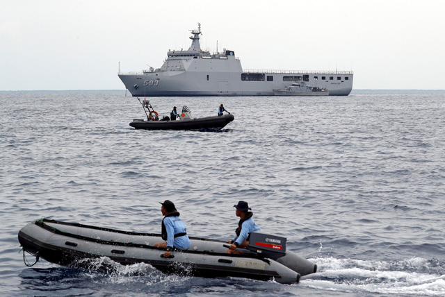 
Quân đội Indonesia đã huy động hàng chục tàu, lính thủy đánh bộ, người nhái và các thiết bị dò tìm hiện đại để đẩy nhanh quá trình tìm kiếm xác máy bay cũng như thi thể các nạn nhân.
