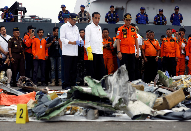
Tổng thống Indonesia Joko Widodo đã tới trực tiếp tới cảng Tanjung Prio ở Jakarta, nơi tập kết các thi thể và vật dụng từ máy bay rơi, để chỉ đạo công tác tìm kiếm cứu hộ.
