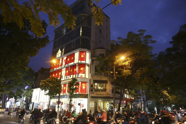 Hàng chục lá cờ được treo hoành tráng tại một cửa hàng thời trang trên phố Bà Triệu.