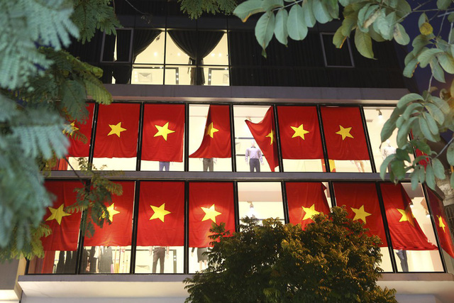 Cận cảnh những lá cờ cổ vũ đội tuyển Việt nam.