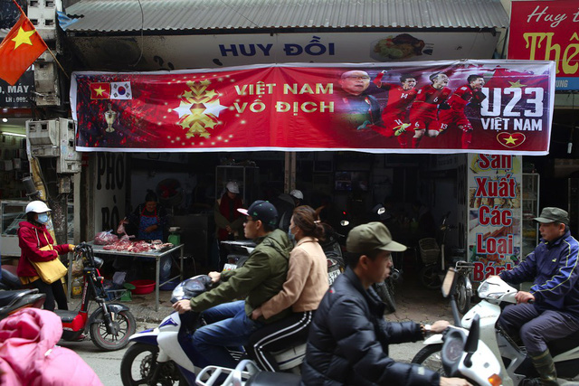 Một quán phở ở phố Khương Trung chạy băng-rôn cổ vũ cho đội tuyển Việt nam.