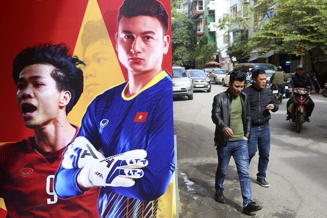 
Hình ảnh các cầu thủ đội tuyển Việt Nam xuất hiện nhiều nơi trên đường phố trước trận chung kết lượt về trên sân Mỹ Đình.
