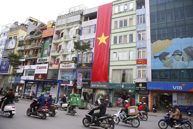 
Một lá cờ khủng dài hàng chục mét được treo trên phố Xã Đàn.

